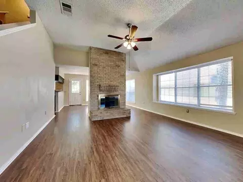2437 W 4th St, Irving, TX 75060