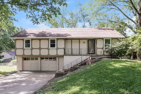 102 Gilbert St, Lansing, KS 66043