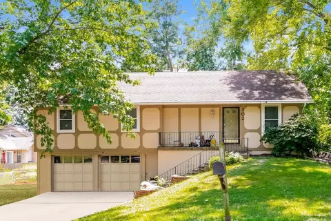 102 Gilbert St, Lansing, KS 66043