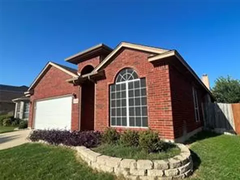 10624 Ashmore Dr, Fort Worth, TX 76131