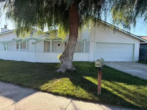 1519 Saint James Dr, Los Banos, CA 93635