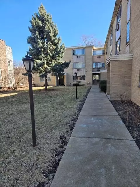 7019 N Ridge Blvd, Chicago, IL 60645