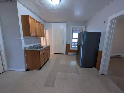 224 Lyman St #3R, Holyoke, MA 01040