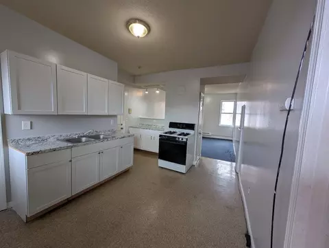 56 Elm St #3L, Holyoke, MA 01040