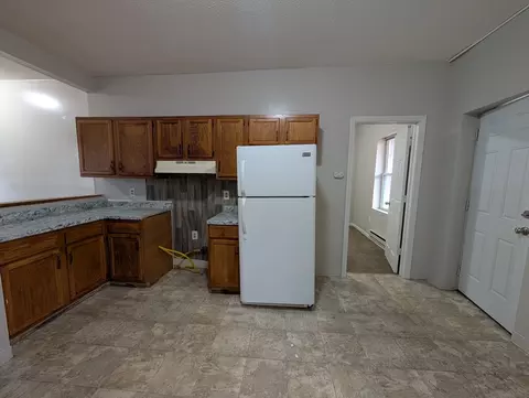 212 Lyman St #2L, Holyoke, MA 01040
