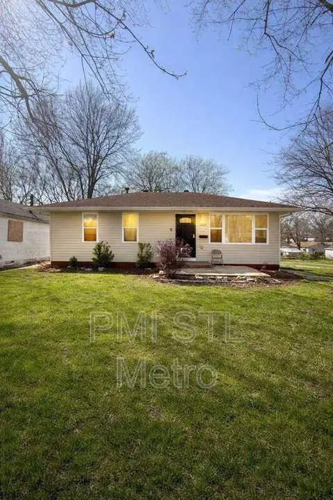 10365 Lord Dr, Castle Point, MO 63136