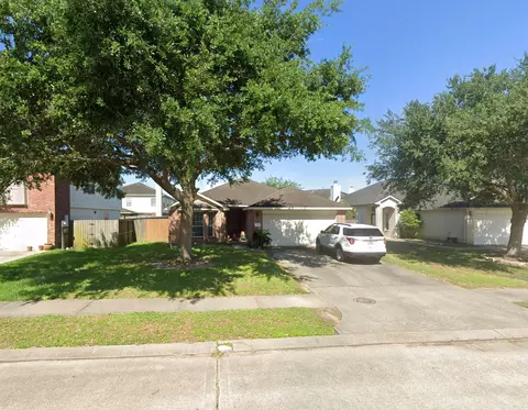 305 S Golden Oak Dr, Texas City, TX 77591