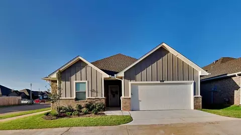 8020 Labelle Dr, Warr Acres, OK 73132