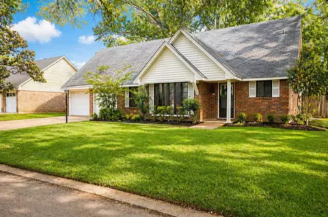 6122 Burgundy Dr, Shreveport, LA 71105