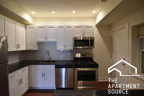 3230 N Clark St #2R, Chicago, IL 60657