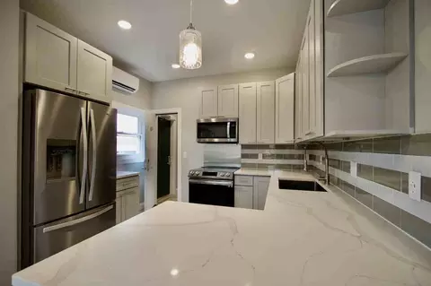 1 Whites Pl #201, Bloomington, IL 61701