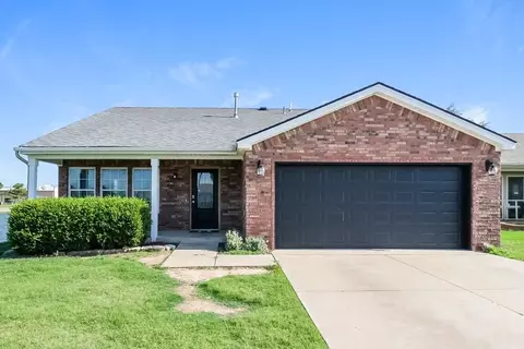 816 Eric Cir, Moore, OK 73160