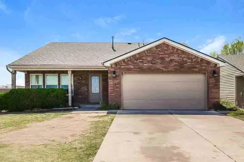 816 Eric Cir, Moore, OK 73160