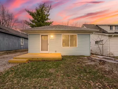 3079 Grove St, Sylvan Lake, MI 48320