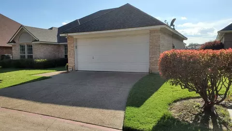 5930 River Bend Dr, Benbrook, TX 76132