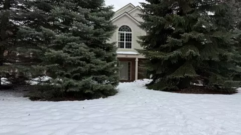 4200 Chesapeake Cir #4200, Walled Lake, MI 48390