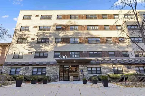 530 W Aldine Ave #510, Chicago, IL 60657