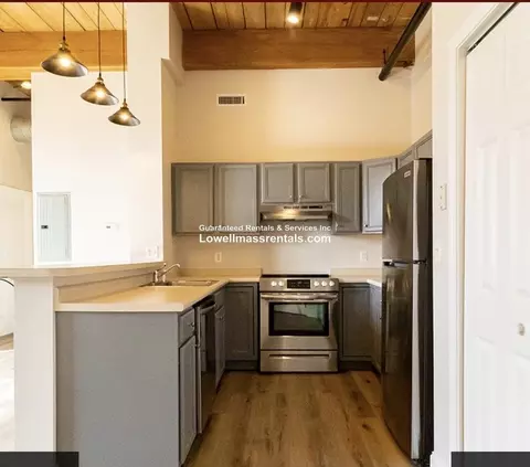 101 Mill St #302, Dracut, MA 01826