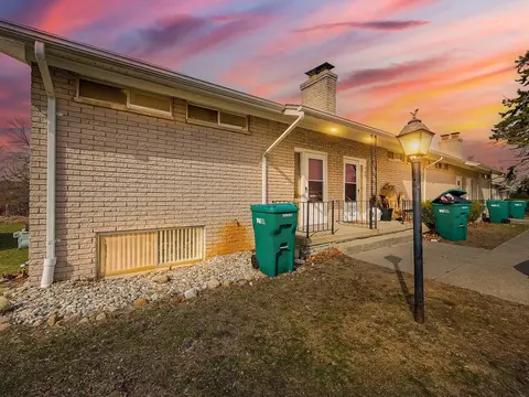 168 Summit View Ct, White Lake, MI 48386