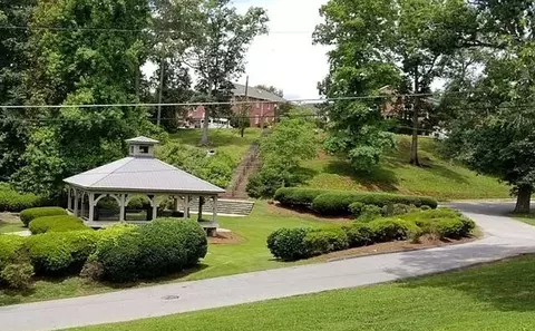 35 Spring St, Royston, GA 30662
