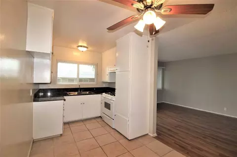 3125 3123 3123-12 3125 Foothill Blvd, La Crescenta-montrose, CA 91214