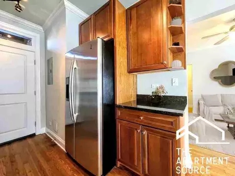 750 W Addison St #N1, Chicago, IL 60613