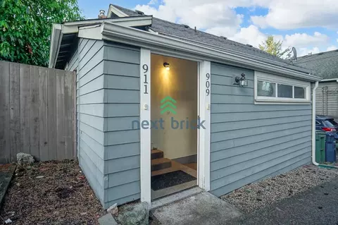 909 N 105th St, Seattle, WA 98133