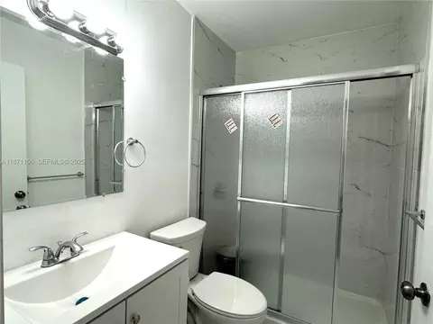 2732 W 54th St, Hialeah, FL 33016