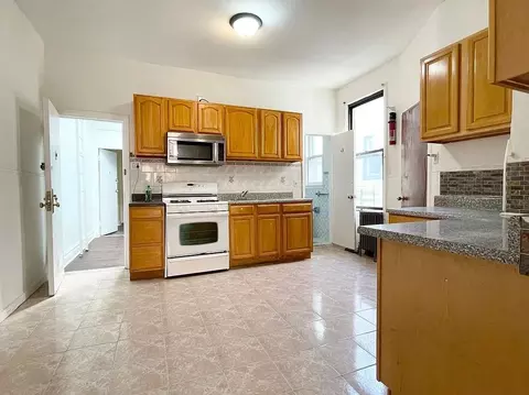 934 40th St #2F, Brooklyn, NY 11219