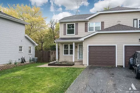 521 Milton Dr, Naperville, IL 60563