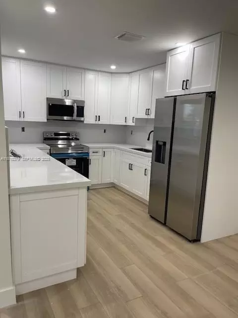 1450 Brickell Bay Dr #611, Miami, FL 33131