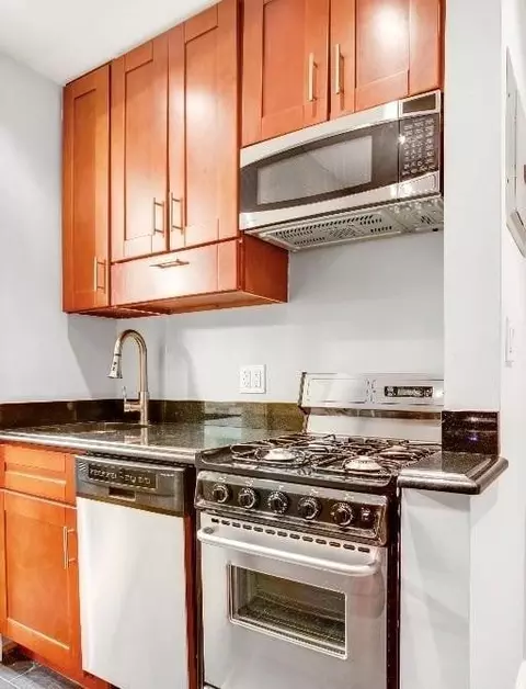 345 W 53rd St #2A, New York, NY 10019