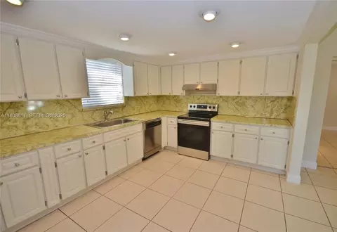 481 W 55th Pl, Hialeah, FL 33012