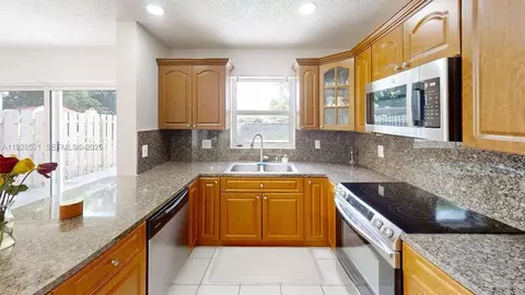 8422 SW 44th Pl, Davie, FL 33328