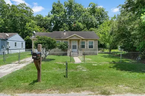6717 Carver Ave, Hitchcock, TX 77563