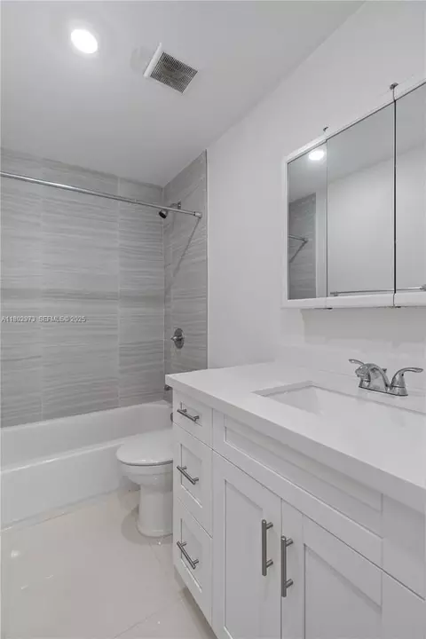 10501 SW 53rd St, Westwood Lakes, FL 33165