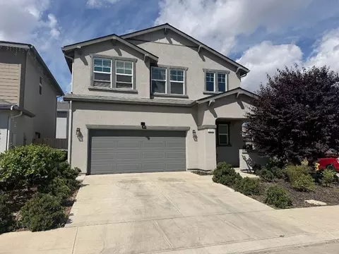 3033 N Creekside St, Visalia, CA 93291