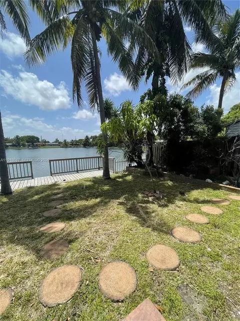 232 SW 7th Ave, Hallandale Beach, FL 33009