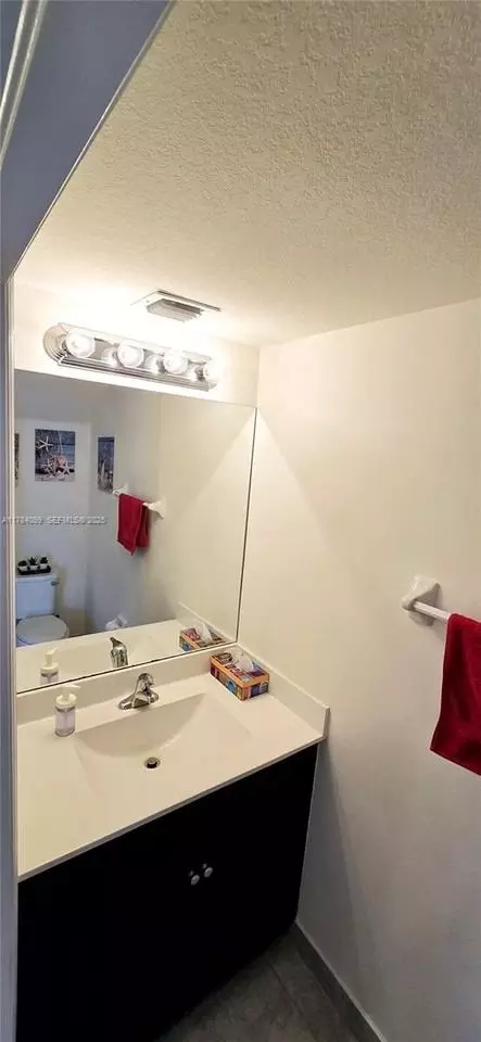 9208 W 33rd Ct, Hialeah, FL 33018