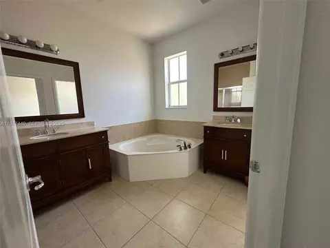 10717 NW 75th Ter, Doral, FL 33178