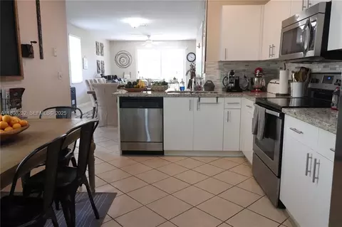 2076 Hacienda Ter #2076, Weston, FL 33327