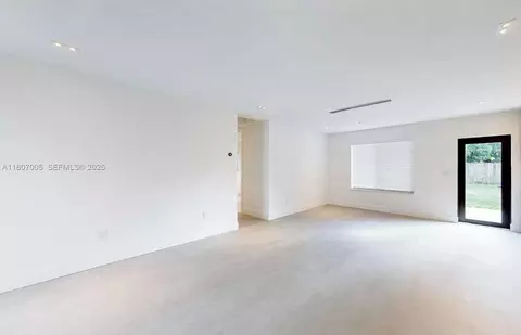 830 NE 171 St, North Miami Beach, FL 33162