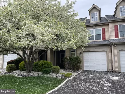 404 Summerhill Ct, Warwick, PA 18974