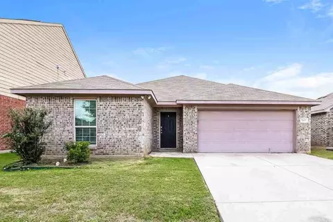 7617 Hollow Forest Dr, Fort Worth, TX 76123