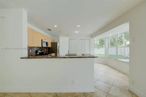1127 SW 104th Way, Pembroke Pines, FL 33025