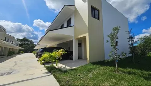 574 NW 7th St #1, Florida City, FL 33034