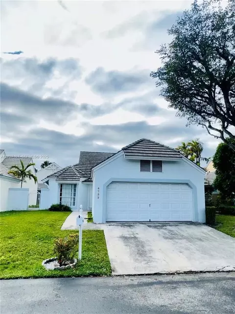 4732 NW 98 Pl, Doral, FL 33178