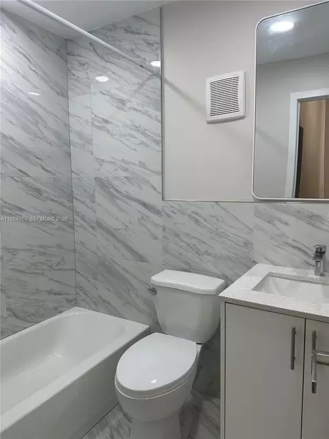 6708 NW 188th Ter, Country Club, FL 33015