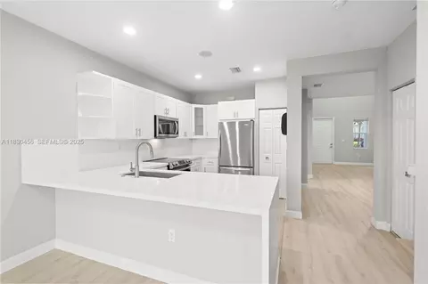 10761 NW 75th St, Medley, FL 33178