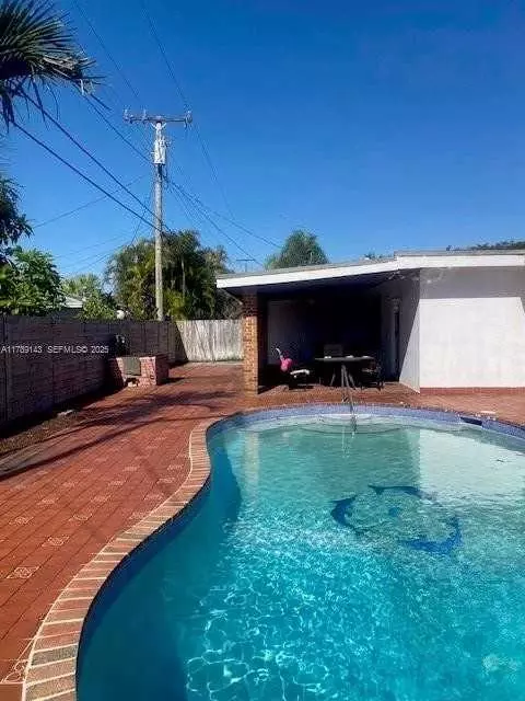 8980 SW 44th St, Olympia Heights, FL 33165